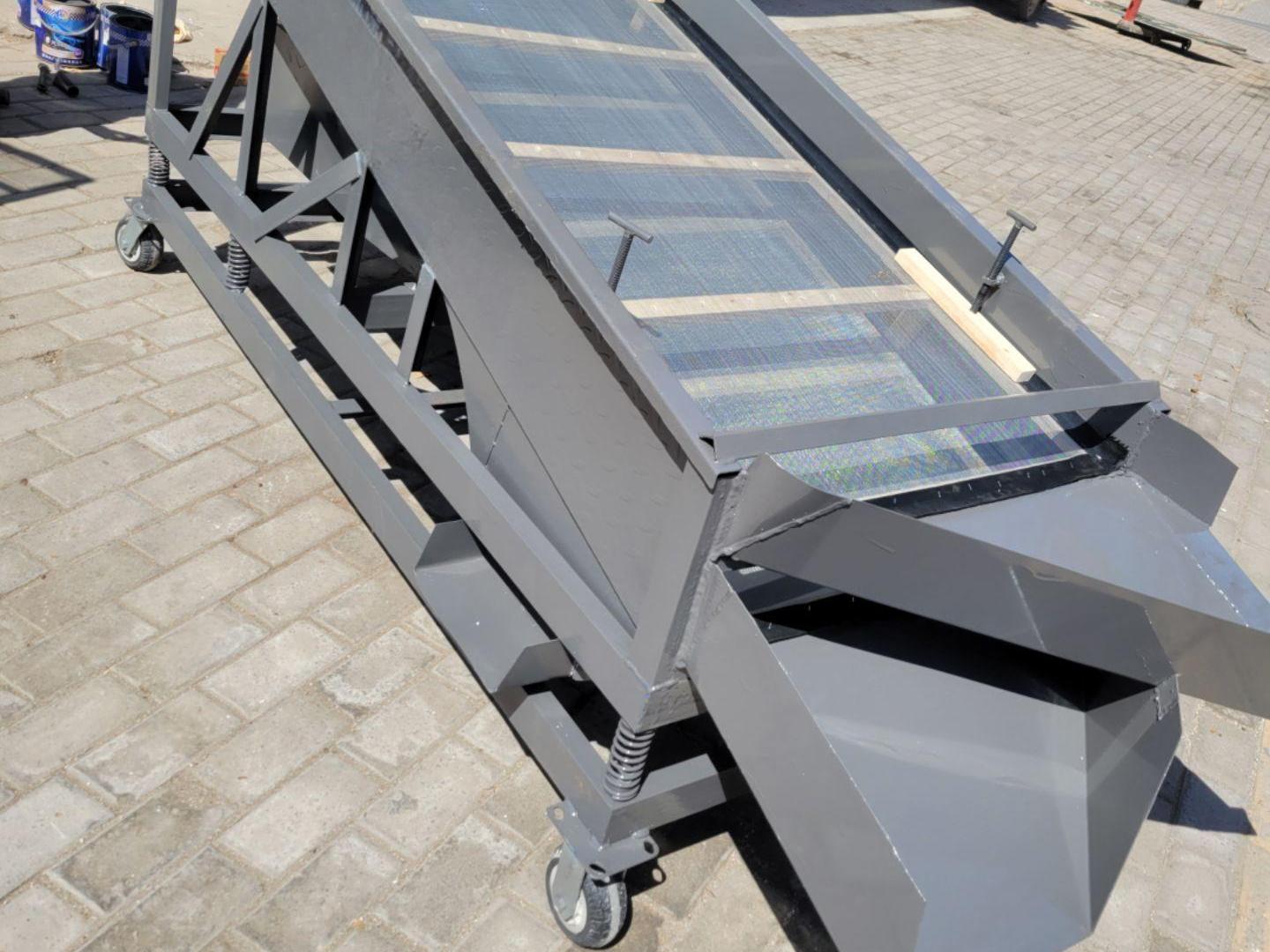 Linear vibrating screen